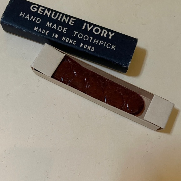 Antique Vintage Ivory toothpick in protective sleeve and box. - Picture 2 of 3